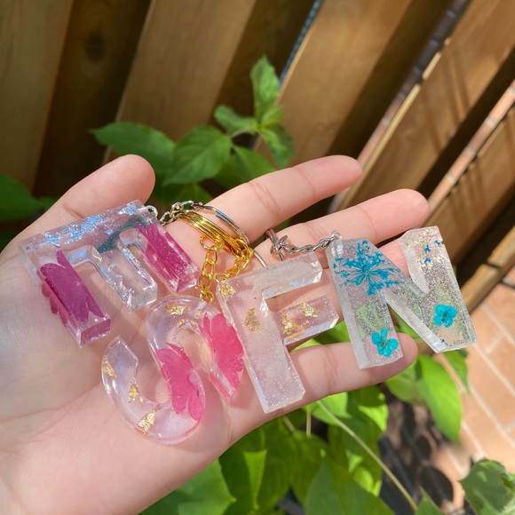 Resin initial keychains - Picture 4 of 4